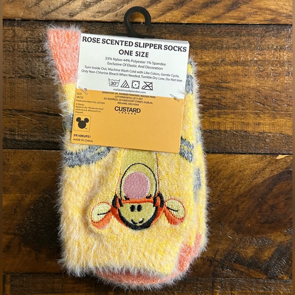 NWT Disney Winnie the Pooh & Friends Rose Scented Slipper Socks OS - Picture 2 of 3
